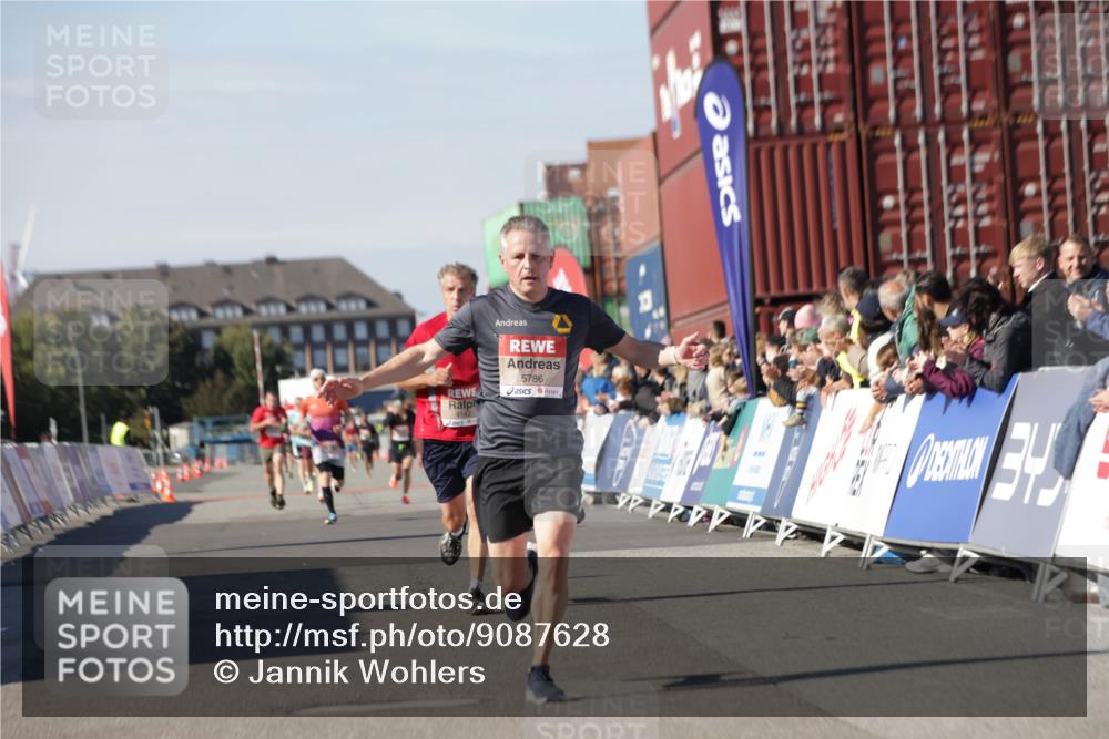 03.10.2025 - Köhlbrandbrückenlauf Jannik Wohlers http://msf.ph/oto/9087628 03.10.2025 12:53:16 Ziel 4142, 5786, 6333 meine-sportfotos.de