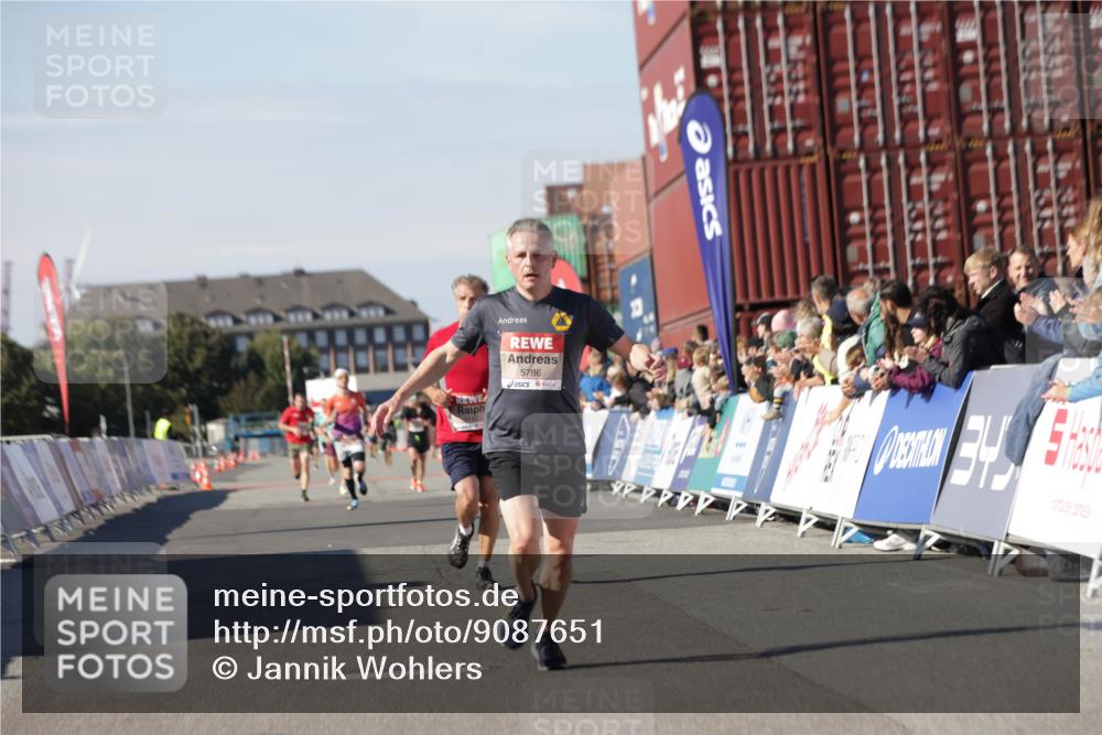 03.10.2025 - Köhlbrandbrückenlauf Jannik Wohlers http://msf.ph/oto/9087651 03.10.2025 12:53:16 Ziel 4142, 5786, 6333 meine-sportfotos.de