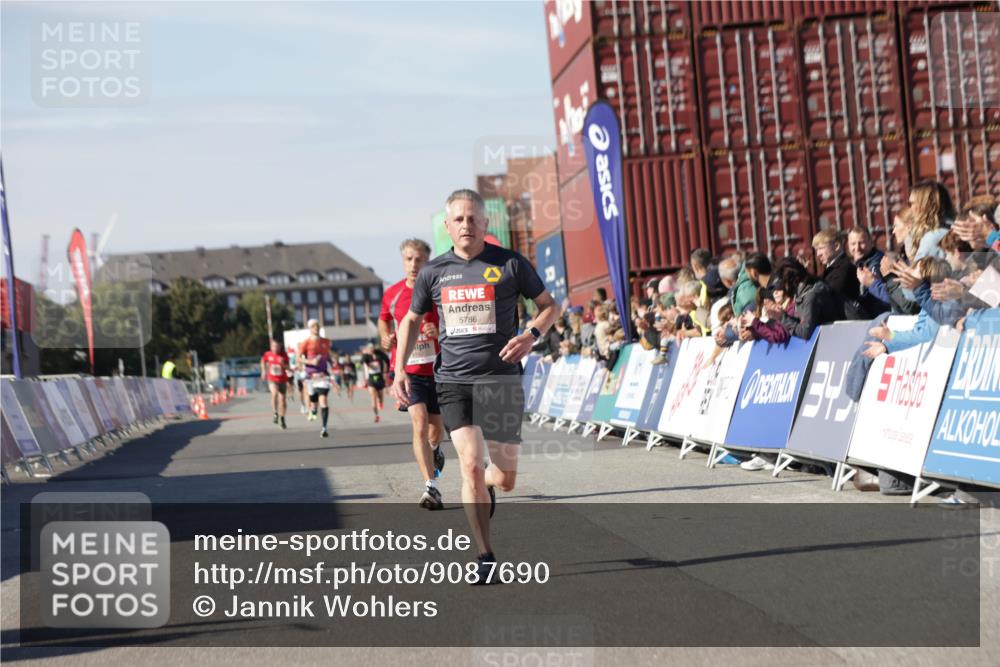 03.10.2025 - Köhlbrandbrückenlauf Jannik Wohlers http://msf.ph/oto/9087690 03.10.2025 12:53:17 Ziel 4142, 5786, 6333 meine-sportfotos.de