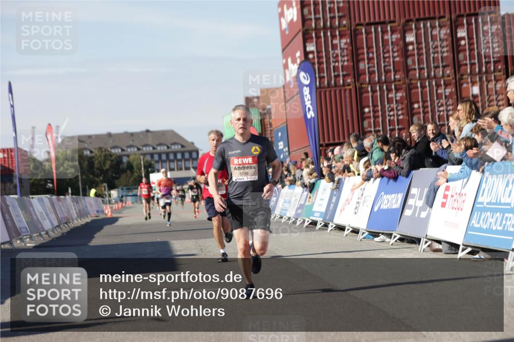 03.10.2025 - Köhlbrandbrückenlauf Jannik Wohlers http://msf.ph/oto/9087696 03.10.2025 12:53:17 Ziel 4142, 5786, 6333 meine-sportfotos.de
