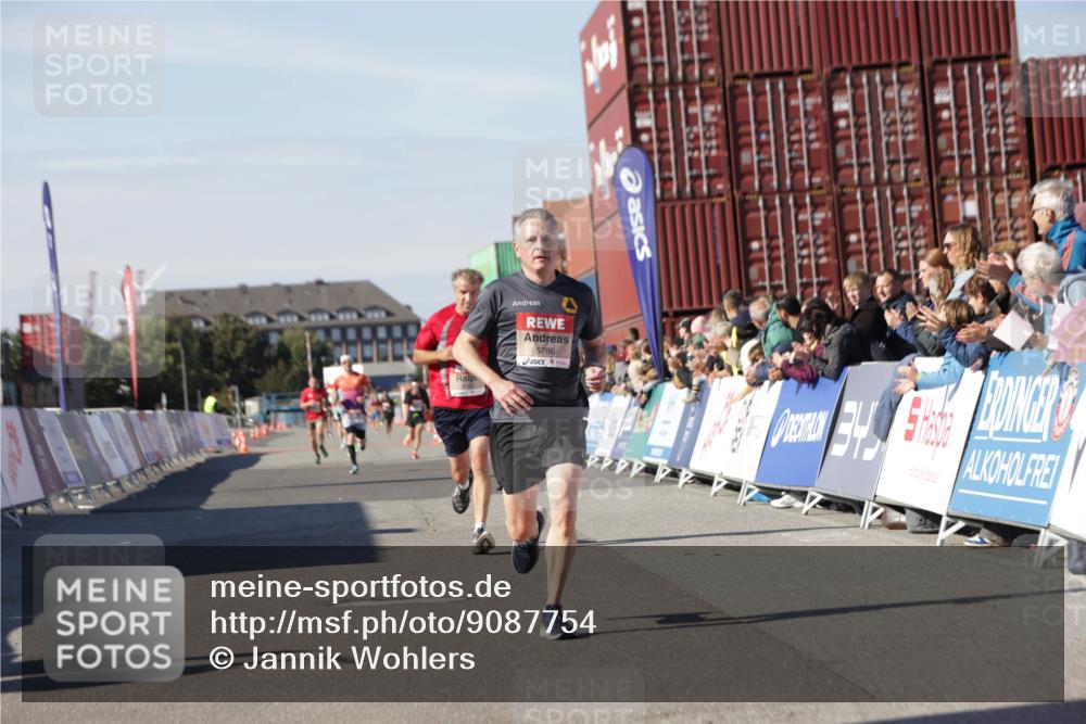 03.10.2025 - Köhlbrandbrückenlauf Jannik Wohlers http://msf.ph/oto/9087754 03.10.2025 12:53:17 Ziel 4142, 5786, 6333 meine-sportfotos.de