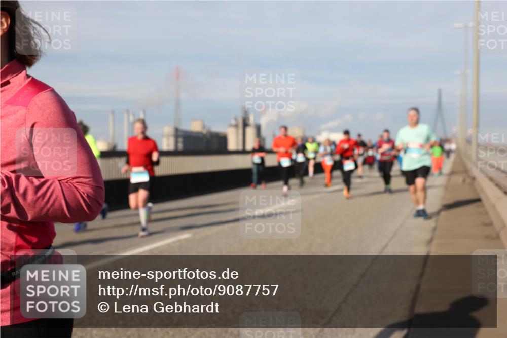 03.10.2025 - Köhlbrandbrückenlauf Lena Gebhardt http://msf.ph/oto/9087757 03.10.2025 10:06:27 Position 2  meine-sportfotos.de