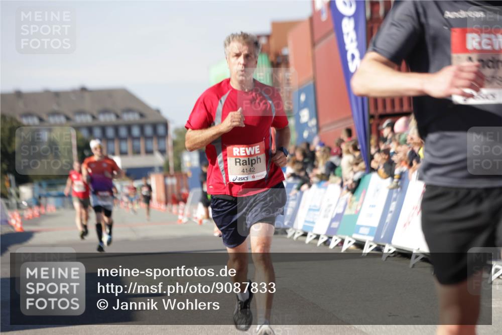 03.10.2025 - Köhlbrandbrückenlauf Jannik Wohlers http://msf.ph/oto/9087833 03.10.2025 12:53:18 Ziel 4142, 5786, 6333 meine-sportfotos.de
