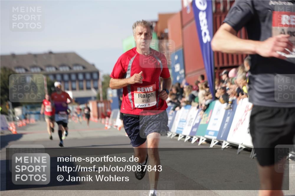 03.10.2025 - Köhlbrandbrückenlauf Jannik Wohlers http://msf.ph/oto/9087843 03.10.2025 12:53:18 Ziel 4142, 5786, 6333 meine-sportfotos.de