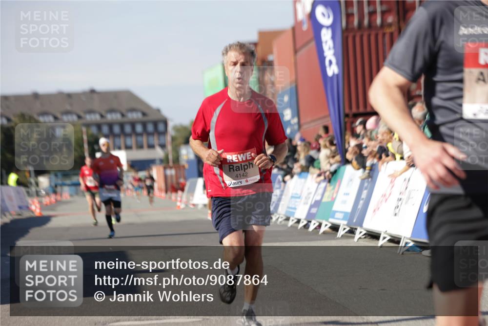 03.10.2025 - Köhlbrandbrückenlauf Jannik Wohlers http://msf.ph/oto/9087864 03.10.2025 12:53:18 Ziel 4142, 5786, 6333 meine-sportfotos.de