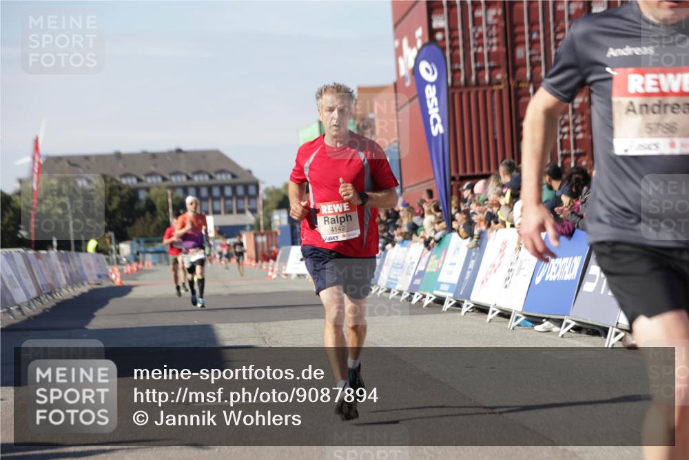 03.10.2025 - Köhlbrandbrückenlauf Jannik Wohlers http://msf.ph/oto/9087894 03.10.2025 12:53:18 Ziel 4142, 5786, 6333 meine-sportfotos.de