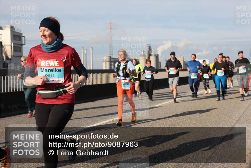 03.10.2025 - Köhlbrandbrückenlauf Lena Gebhardt http://msf.ph/oto/9087963 03.10.2025 10:06:31 Position 2 2614, 3161 meine-sportfotos.de