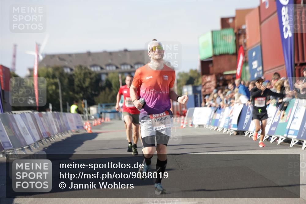 03.10.2025 - Köhlbrandbrückenlauf Jannik Wohlers http://msf.ph/oto/9088019 03.10.2025 12:53:23 Ziel 4029, 4142, 5786, 6333, 6656, 6804 meine-sportfotos.de