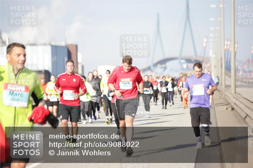 03.10.2025 - Köhlbrandbrückenlauf Jannik Wohlers http://msf.ph/oto/9088022 03.10.2025 10:08:44 Position 3 2600, 2632 meine-sportfotos.de