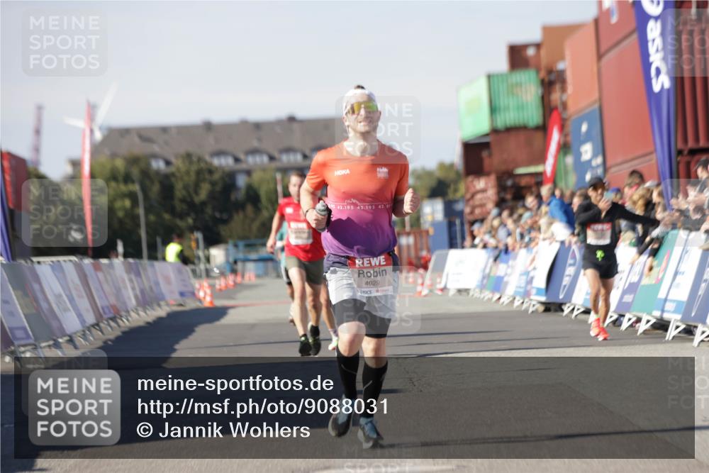 03.10.2025 - Köhlbrandbrückenlauf Jannik Wohlers http://msf.ph/oto/9088031 03.10.2025 12:53:23 Ziel 4029, 4142, 5786, 6333, 6656, 6804 meine-sportfotos.de