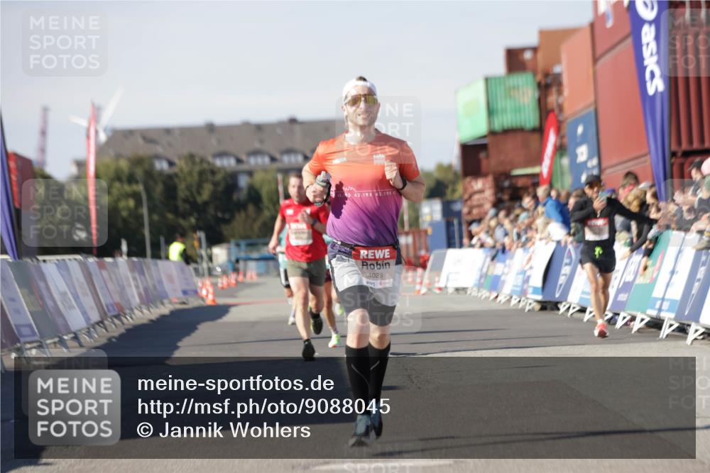 03.10.2025 - Köhlbrandbrückenlauf Jannik Wohlers http://msf.ph/oto/9088045 03.10.2025 12:53:23 Ziel 4029, 4142, 5786, 6333, 6656, 6804 meine-sportfotos.de