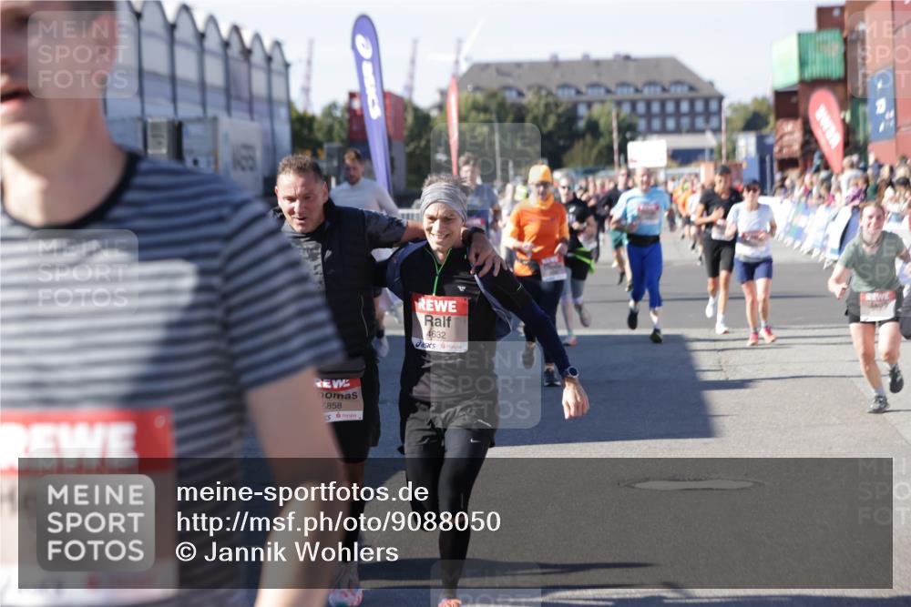 03.10.2025 - Köhlbrandbrückenlauf Jannik Wohlers http://msf.ph/oto/9088050 03.10.2025 13:19:11 Ziel 4143, 4630, 4631, 4632, 4690, 4725, 4727, 4816, 4828, 4876, 4996, 5027, 5853, 5858, 6088, 6117, 6127, 6225, 6226, 6475 meine-sportfotos.de