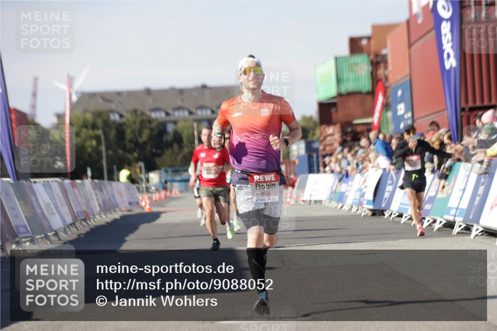03.10.2025 - Köhlbrandbrückenlauf Jannik Wohlers http://msf.ph/oto/9088052 03.10.2025 12:53:23 Ziel 4029, 4142, 5786, 6333, 6656, 6804 meine-sportfotos.de