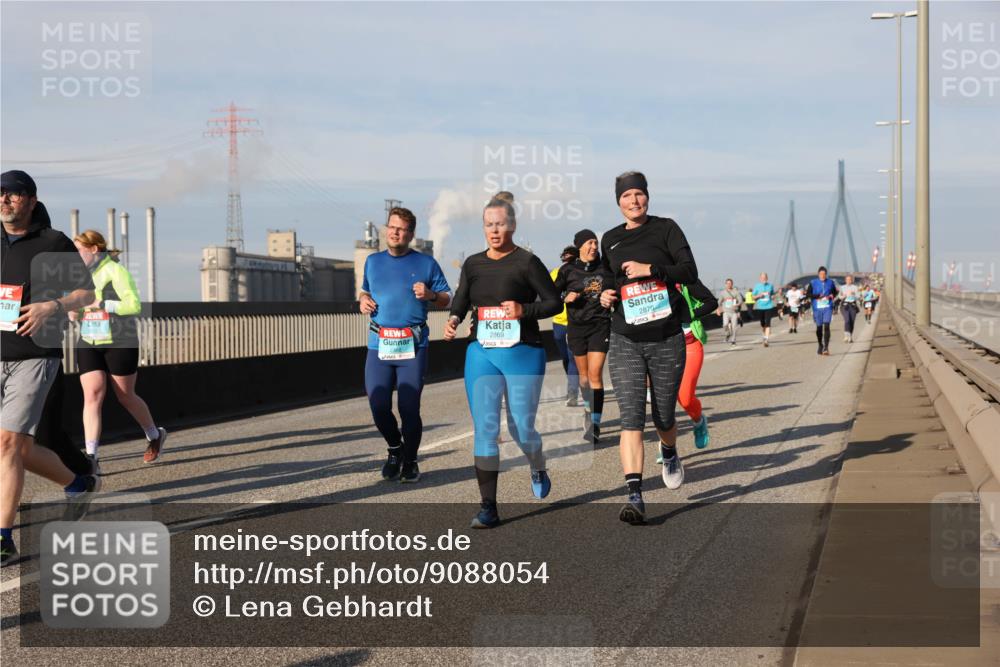 03.10.2025 - Köhlbrandbrückenlauf Lena Gebhardt http://msf.ph/oto/9088054 03.10.2025 10:06:33 Position 2 2869, 2870 meine-sportfotos.de