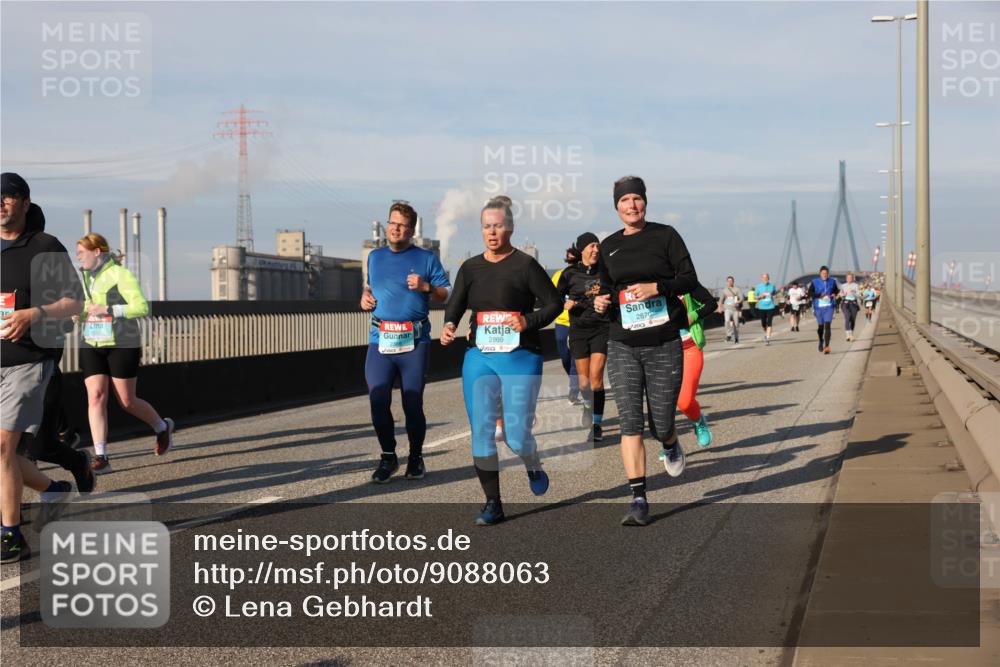 03.10.2025 - Köhlbrandbrückenlauf Lena Gebhardt http://msf.ph/oto/9088063 03.10.2025 10:06:34 Position 2 2869, 2870 meine-sportfotos.de