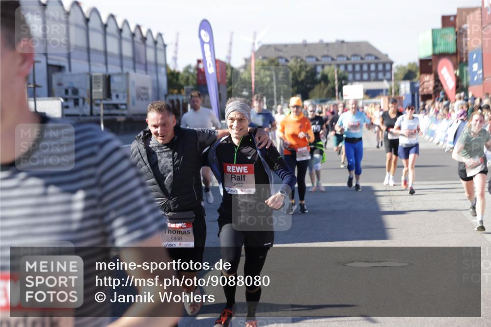 03.10.2025 - Köhlbrandbrückenlauf Jannik Wohlers http://msf.ph/oto/9088080 03.10.2025 13:19:11 Ziel 4143, 4630, 4631, 4632, 4690, 4725, 4727, 4816, 4828, 4876, 4996, 5027, 5853, 5858, 6088, 6117, 6127, 6225, 6226, 6475 meine-sportfotos.de