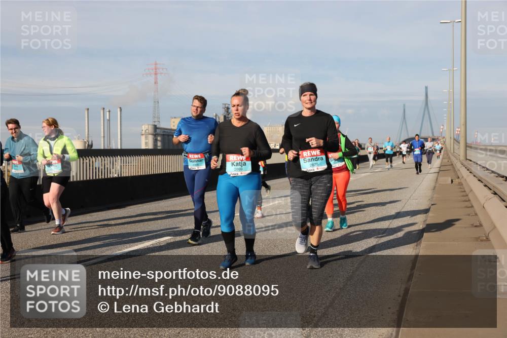 03.10.2025 - Köhlbrandbrückenlauf Lena Gebhardt http://msf.ph/oto/9088095 03.10.2025 10:06:34 Position 2 2869, 2870 meine-sportfotos.de