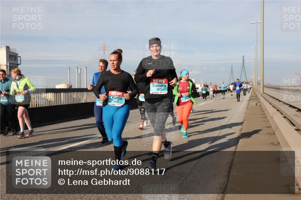 03.10.2025 - Köhlbrandbrückenlauf Lena Gebhardt http://msf.ph/oto/9088117 03.10.2025 10:06:35 Position 2 2366, 2869, 2870 meine-sportfotos.de