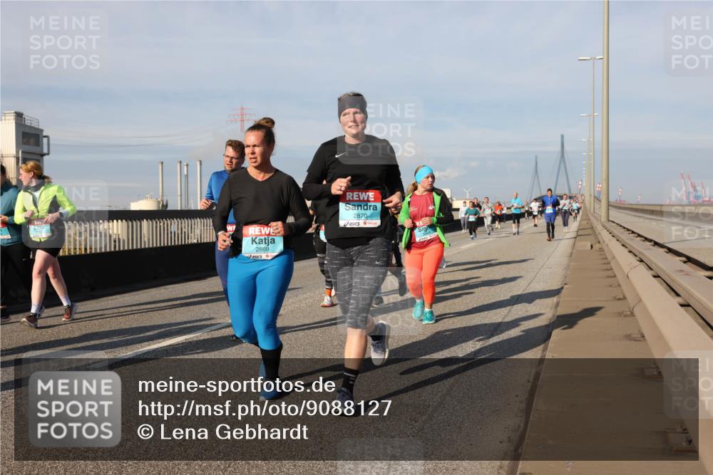 03.10.2025 - Köhlbrandbrückenlauf Lena Gebhardt http://msf.ph/oto/9088127 03.10.2025 10:06:35 Position 2 2869, 2870 meine-sportfotos.de
