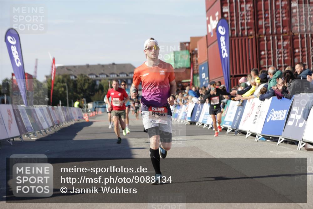 03.10.2025 - Köhlbrandbrückenlauf Jannik Wohlers http://msf.ph/oto/9088134 03.10.2025 12:53:24 Ziel 4029, 4142, 5786, 6241, 6333, 6656, 6804 meine-sportfotos.de