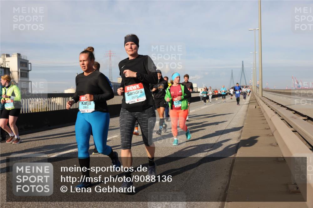 03.10.2025 - Köhlbrandbrückenlauf Lena Gebhardt http://msf.ph/oto/9088136 03.10.2025 10:06:35 Position 2 2869, 2870 meine-sportfotos.de