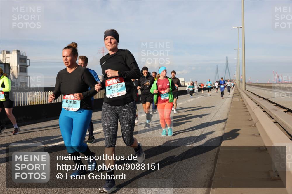 03.10.2025 - Köhlbrandbrückenlauf Lena Gebhardt http://msf.ph/oto/9088151 03.10.2025 10:06:35 Position 2 2869, 2870 meine-sportfotos.de