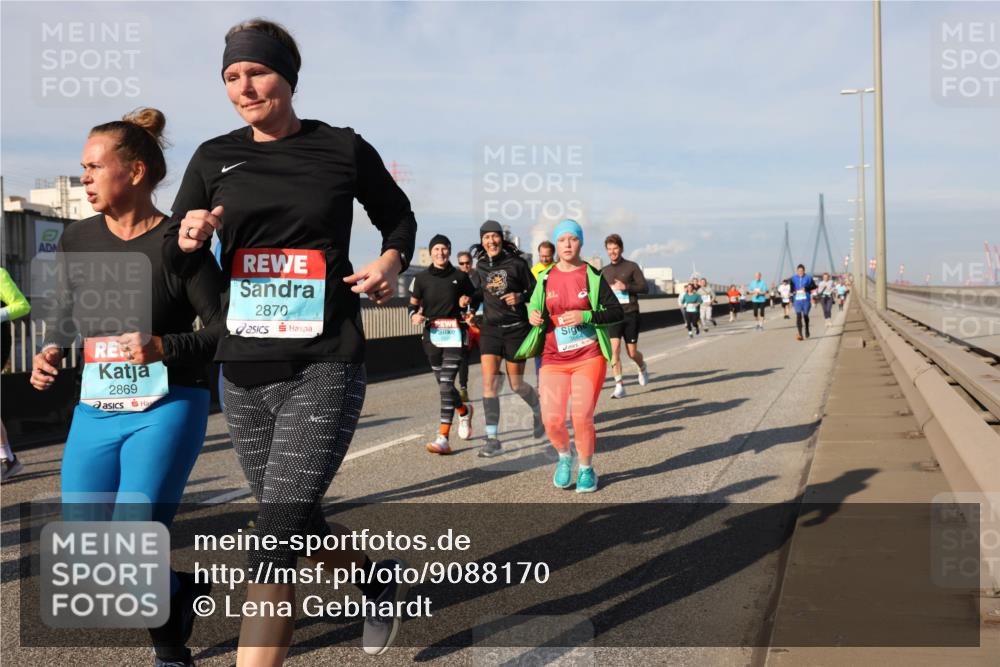 03.10.2025 - Köhlbrandbrückenlauf Lena Gebhardt http://msf.ph/oto/9088170 03.10.2025 10:06:35 Position 2 2869, 2870 meine-sportfotos.de