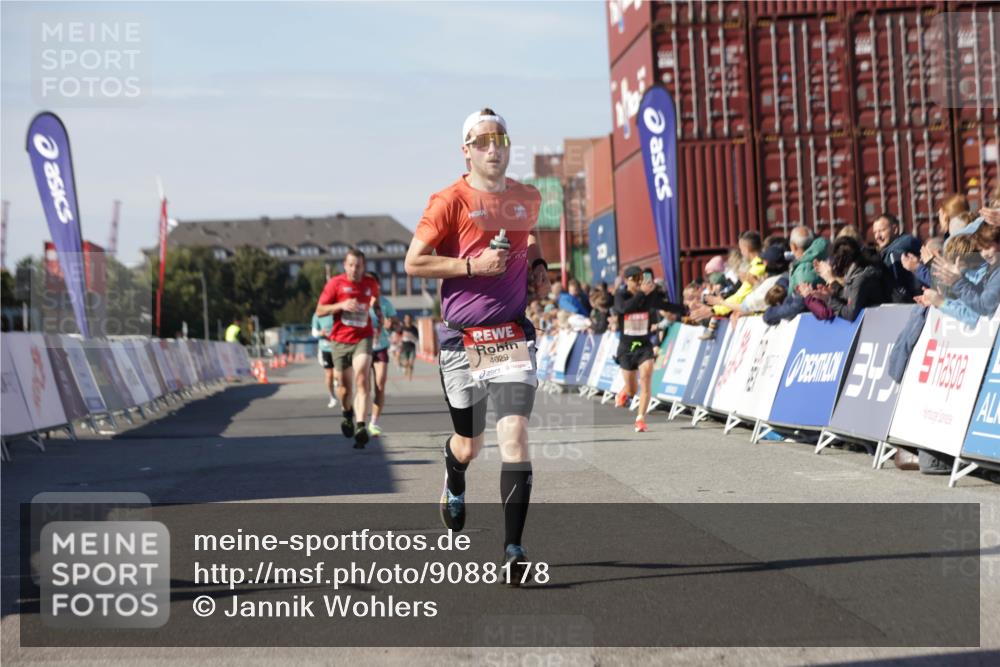 03.10.2025 - Köhlbrandbrückenlauf Jannik Wohlers http://msf.ph/oto/9088178 03.10.2025 12:53:24 Ziel 4029, 4142, 5786, 6241, 6333, 6656, 6804 meine-sportfotos.de