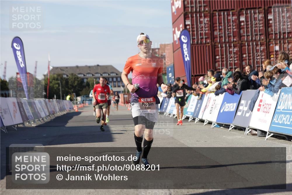 03.10.2025 - Köhlbrandbrückenlauf Jannik Wohlers http://msf.ph/oto/9088201 03.10.2025 12:53:25 Ziel 4029, 4142, 5786, 6241, 6656, 6804 meine-sportfotos.de