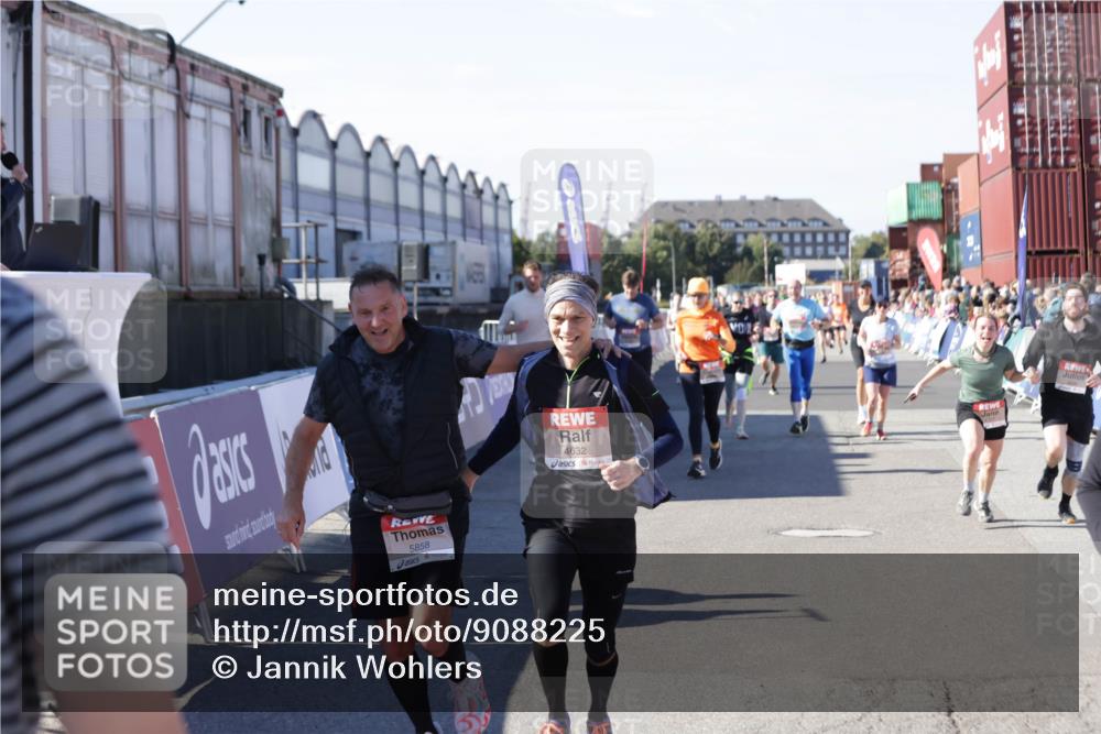03.10.2025 - Köhlbrandbrückenlauf Jannik Wohlers http://msf.ph/oto/9088225 03.10.2025 13:19:12 Ziel 4143, 4630, 4631, 4632, 4690, 4725, 4727, 4816, 4828, 4876, 4996, 5027, 5853, 5858, 6088, 6117, 6127, 6225, 6226, 6475 meine-sportfotos.de