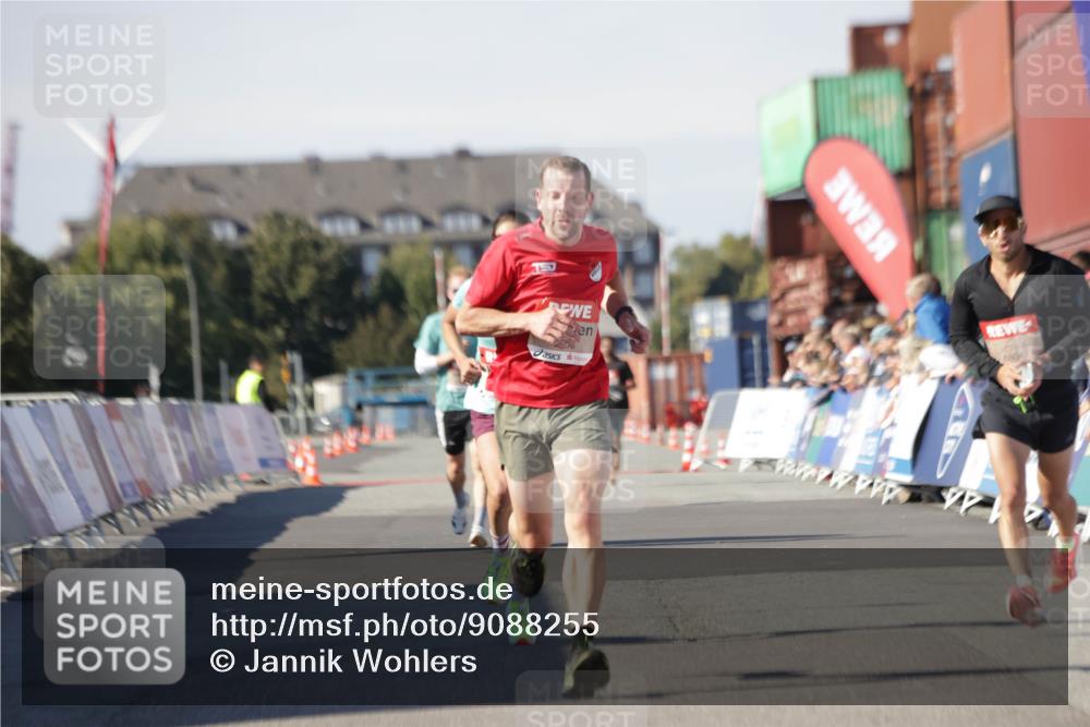 03.10.2025 - Köhlbrandbrückenlauf Jannik Wohlers http://msf.ph/oto/9088255 03.10.2025 12:53:26 Ziel 4029, 4142, 5786, 6241, 6656, 6804 meine-sportfotos.de