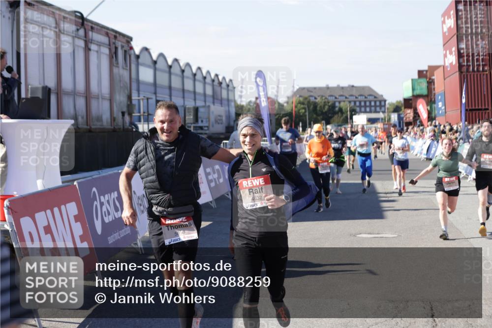 03.10.2025 - Köhlbrandbrückenlauf Jannik Wohlers http://msf.ph/oto/9088259 03.10.2025 13:19:12 Ziel 4143, 4630, 4631, 4632, 4690, 4725, 4727, 4816, 4828, 4876, 4996, 5027, 5853, 5858, 6088, 6117, 6127, 6225, 6226, 6475 meine-sportfotos.de