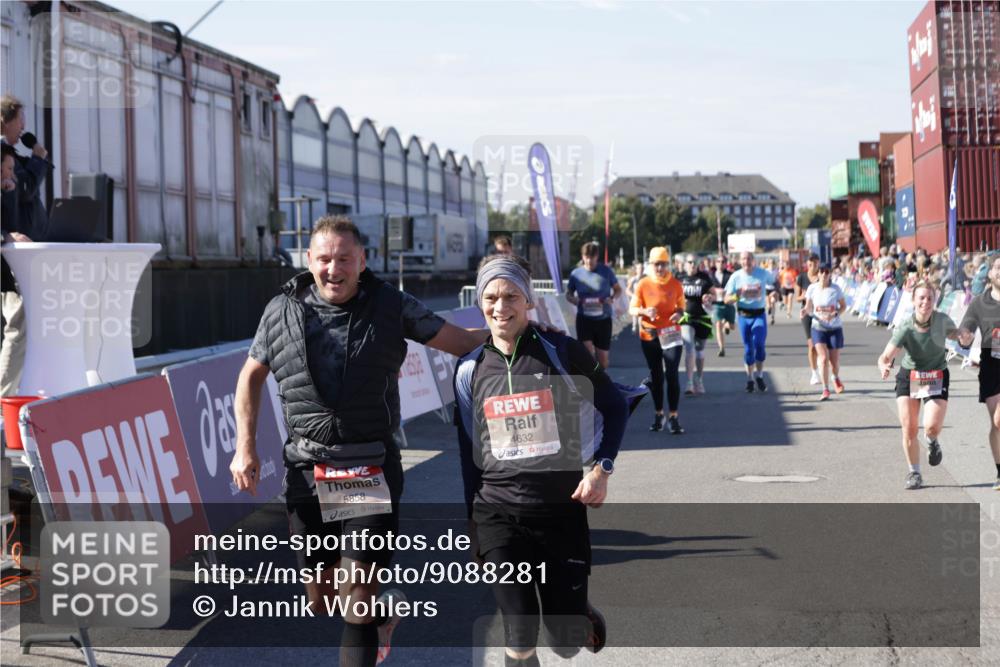 03.10.2025 - Köhlbrandbrückenlauf Jannik Wohlers http://msf.ph/oto/9088281 03.10.2025 13:19:13 Ziel 4143, 4593, 4630, 4631, 4632, 4690, 4725, 4727, 4816, 4828, 4876, 4996, 5027, 5853, 5858, 6088, 6127, 6225, 6226, 6576 meine-sportfotos.de