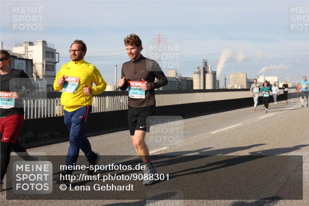 03.10.2025 - Köhlbrandbrückenlauf Lena Gebhardt http://msf.ph/oto/9088301 03.10.2025 10:06:38 Position 2 3429, 451, 3452 meine-sportfotos.de