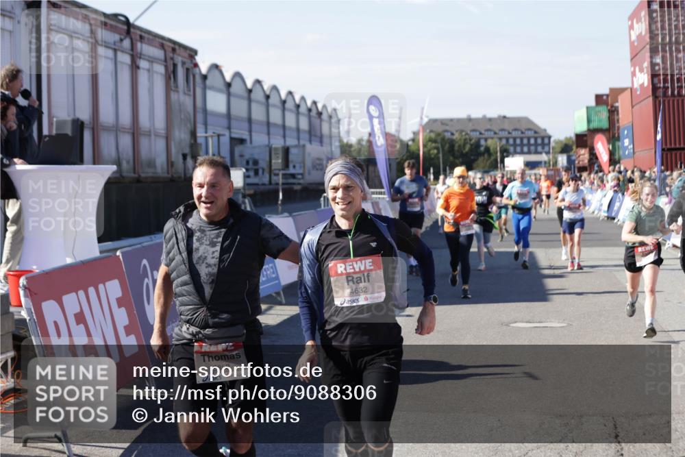 03.10.2025 - Köhlbrandbrückenlauf Jannik Wohlers http://msf.ph/oto/9088306 03.10.2025 13:19:13 Ziel 4143, 4593, 4630, 4631, 4632, 4690, 4725, 4727, 4816, 4828, 4876, 4996, 5027, 5853, 5858, 6088, 6127, 6225, 6226, 6576 meine-sportfotos.de