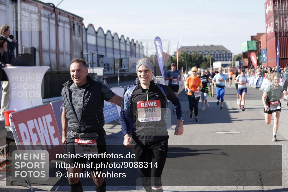 03.10.2025 - Köhlbrandbrückenlauf Jannik Wohlers http://msf.ph/oto/9088314 03.10.2025 13:19:13 Ziel 4143, 4593, 4630, 4631, 4632, 4690, 4725, 4727, 4816, 4828, 4876, 4996, 5027, 5853, 5858, 6088, 6127, 6225, 6226, 6576 meine-sportfotos.de