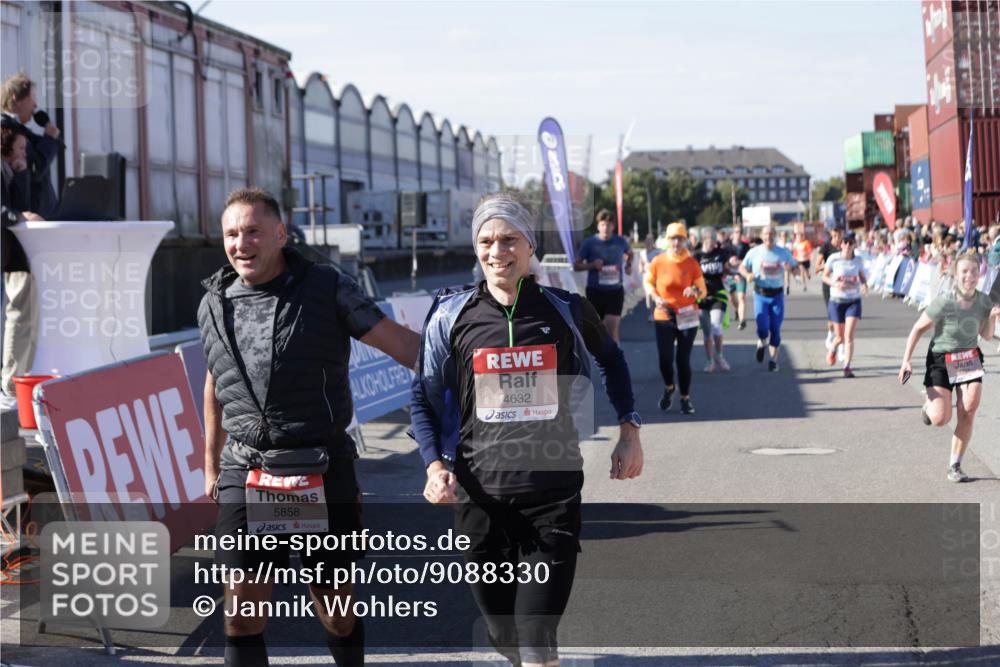 03.10.2025 - Köhlbrandbrückenlauf Jannik Wohlers http://msf.ph/oto/9088330 03.10.2025 13:19:13 Ziel 4143, 4593, 4630, 4631, 4632, 4690, 4725, 4727, 4816, 4828, 4876, 4996, 5027, 5853, 5858, 6088, 6127, 6225, 6226, 6576 meine-sportfotos.de