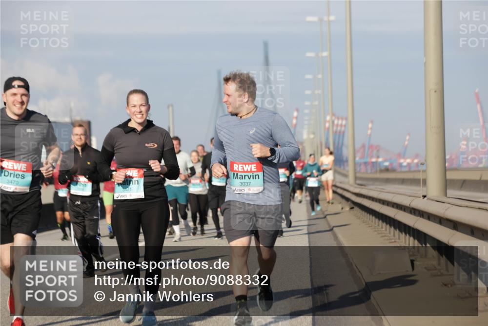 03.10.2025 - Köhlbrandbrückenlauf Jannik Wohlers http://msf.ph/oto/9088332 03.10.2025 09:58:07 Position 3 3470, 3471, 3037 meine-sportfotos.de
