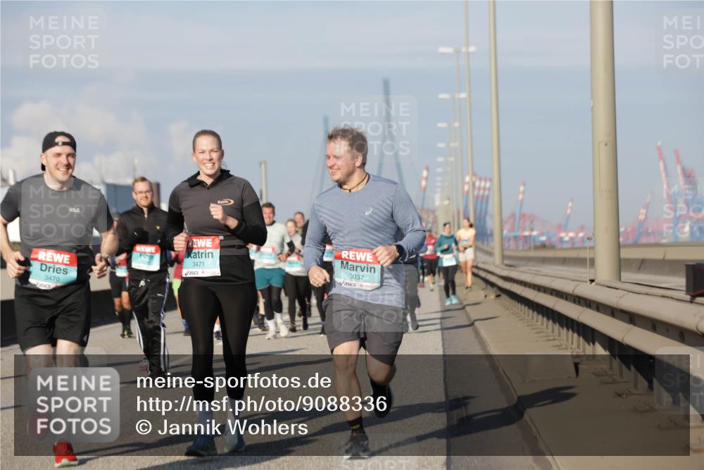 03.10.2025 - Köhlbrandbrückenlauf Jannik Wohlers http://msf.ph/oto/9088336 03.10.2025 09:58:07 Position 3 3470, 3471, 3037 meine-sportfotos.de