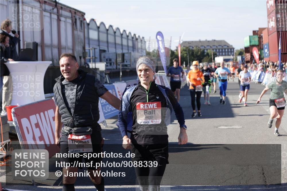 03.10.2025 - Köhlbrandbrückenlauf Jannik Wohlers http://msf.ph/oto/9088339 03.10.2025 13:19:13 Ziel 4143, 4593, 4630, 4631, 4632, 4690, 4725, 4727, 4816, 4828, 4876, 4996, 5027, 5853, 5858, 6088, 6127, 6225, 6226, 6576 meine-sportfotos.de