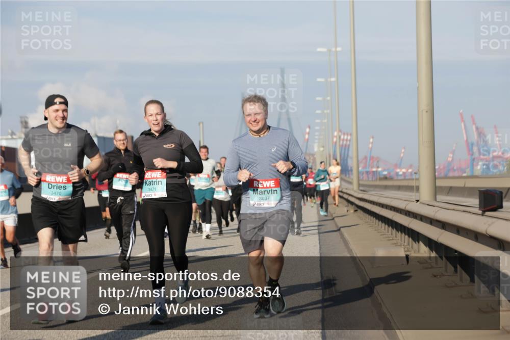 03.10.2025 - Köhlbrandbrückenlauf Jannik Wohlers http://msf.ph/oto/9088354 03.10.2025 09:58:08 Position 3 3471, 3470, 3037 meine-sportfotos.de