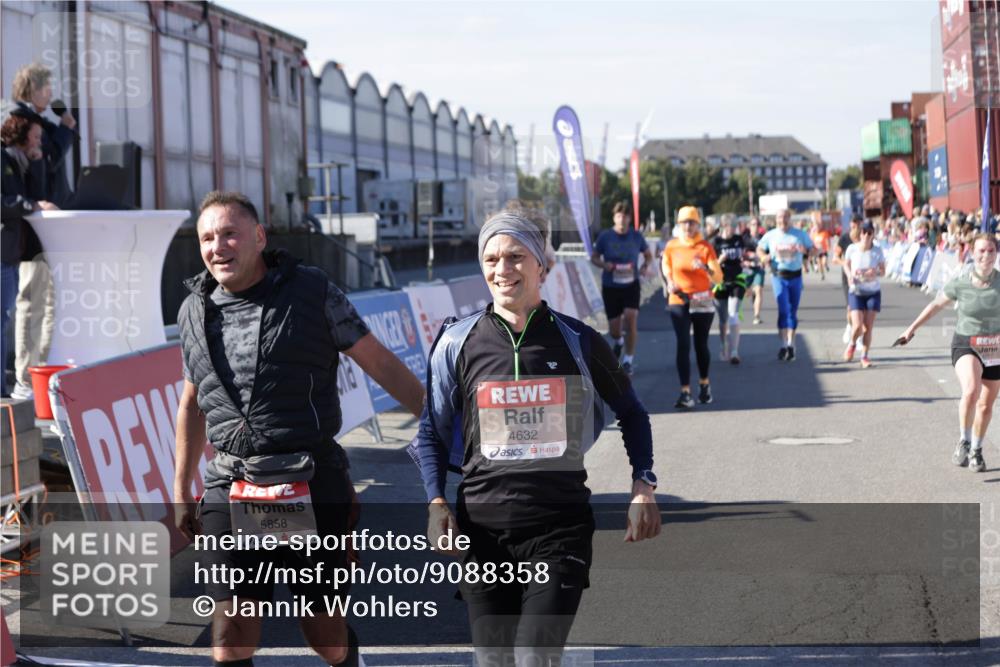 03.10.2025 - Köhlbrandbrückenlauf Jannik Wohlers http://msf.ph/oto/9088358 03.10.2025 13:19:13 Ziel 4143, 4593, 4630, 4631, 4632, 4690, 4725, 4727, 4816, 4828, 4876, 4996, 5027, 5853, 5858, 6088, 6127, 6225, 6226, 6576 meine-sportfotos.de
