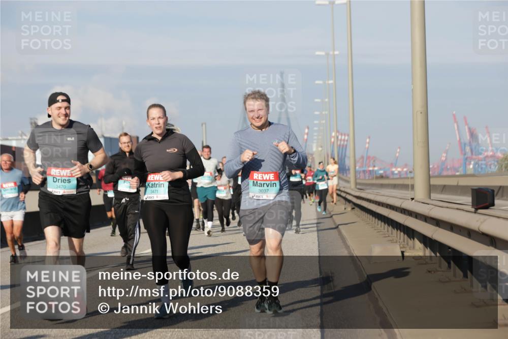 03.10.2025 - Köhlbrandbrückenlauf Jannik Wohlers http://msf.ph/oto/9088359 03.10.2025 09:58:08 Position 3 3470, 3471, 3037 meine-sportfotos.de