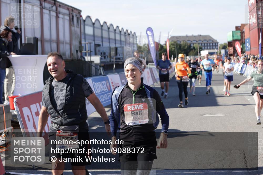 03.10.2025 - Köhlbrandbrückenlauf Jannik Wohlers http://msf.ph/oto/9088372 03.10.2025 13:19:13 Ziel 4143, 4593, 4630, 4631, 4632, 4690, 4725, 4727, 4816, 4828, 4876, 4996, 5027, 5853, 5858, 6088, 6127, 6225, 6226, 6576 meine-sportfotos.de