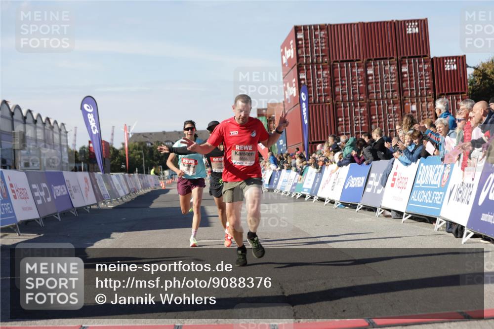 03.10.2025 - Köhlbrandbrückenlauf Jannik Wohlers http://msf.ph/oto/9088376 03.10.2025 12:53:28 Ziel 4029, 4142, 4155, 5786, 6241, 6656, 6804 meine-sportfotos.de