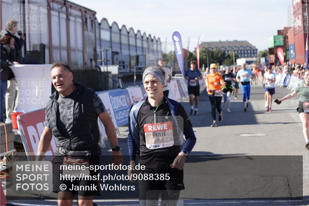 03.10.2025 - Köhlbrandbrückenlauf Jannik Wohlers http://msf.ph/oto/9088385 03.10.2025 13:19:13 Ziel 4143, 4593, 4630, 4631, 4632, 4690, 4725, 4727, 4816, 4828, 4876, 4996, 5027, 5853, 5858, 6088, 6127, 6225, 6226, 6576 meine-sportfotos.de