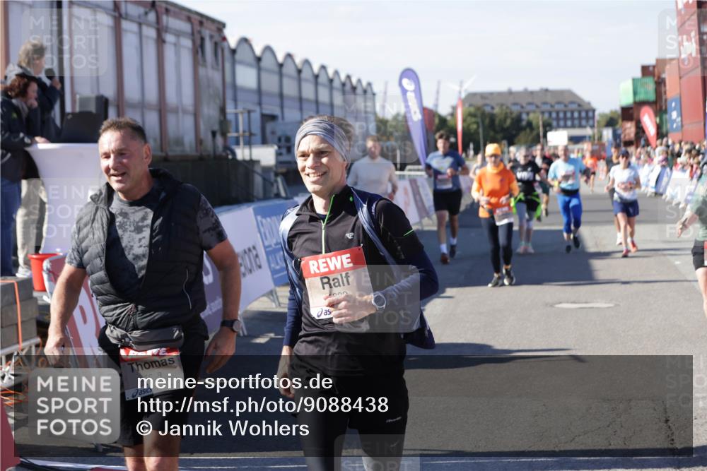 03.10.2025 - Köhlbrandbrückenlauf Jannik Wohlers http://msf.ph/oto/9088438 03.10.2025 13:19:13 Ziel 4143, 4593, 4630, 4631, 4632, 4690, 4725, 4727, 4816, 4828, 4876, 4996, 5027, 5853, 5858, 6088, 6127, 6225, 6226, 6576 meine-sportfotos.de