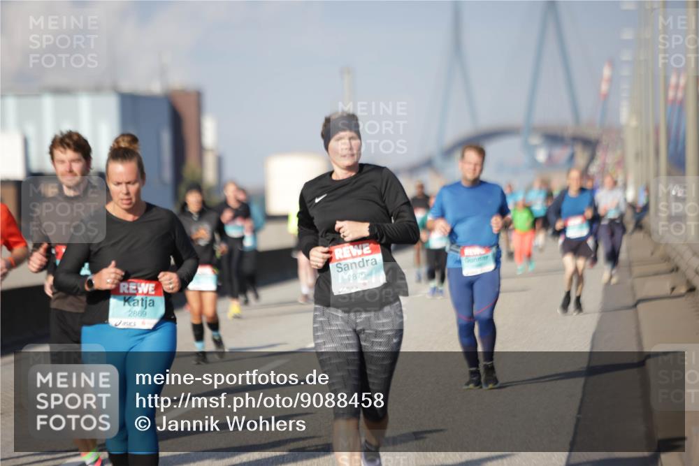 03.10.2025 - Köhlbrandbrückenlauf Jannik Wohlers http://msf.ph/oto/9088458 03.10.2025 10:09:05 Position 3 2869, 2870 meine-sportfotos.de