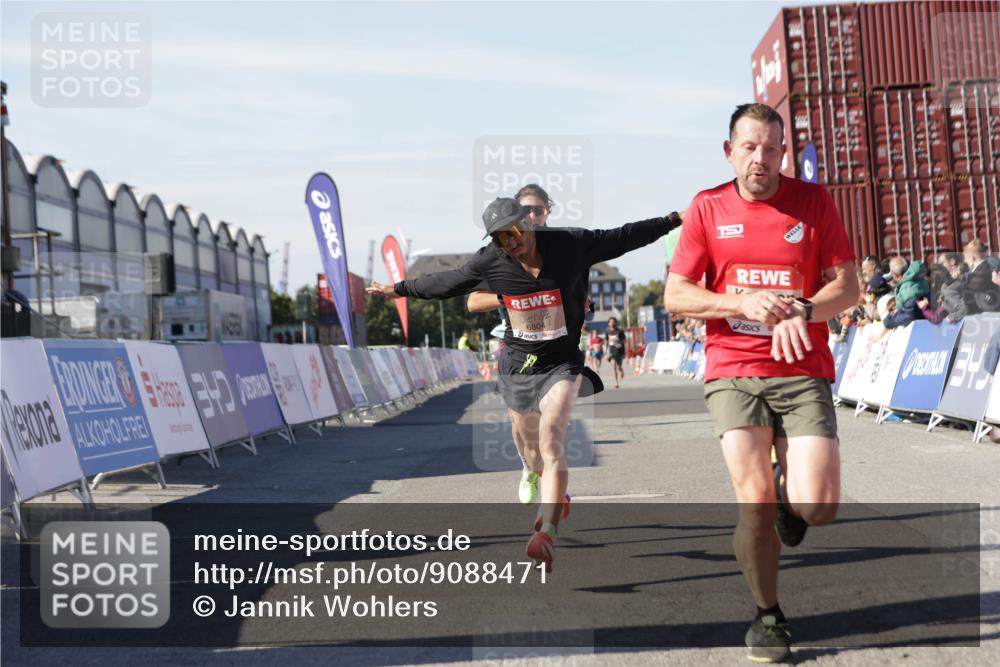 03.10.2025 - Köhlbrandbrückenlauf Jannik Wohlers http://msf.ph/oto/9088471 03.10.2025 12:53:29 Ziel 4029, 4142, 4155, 6241, 6656, 6804 meine-sportfotos.de