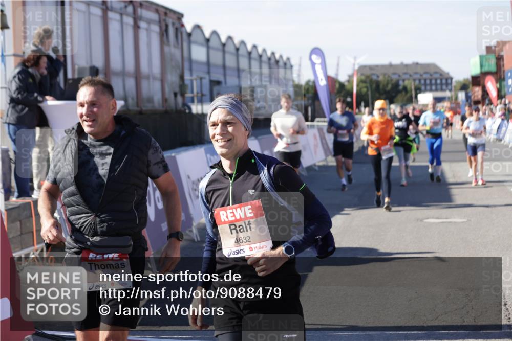03.10.2025 - Köhlbrandbrückenlauf Jannik Wohlers http://msf.ph/oto/9088479 03.10.2025 13:19:13 Ziel 4143, 4593, 4630, 4631, 4632, 4690, 4725, 4727, 4816, 4828, 4876, 4996, 5027, 5853, 5858, 6088, 6127, 6225, 6226, 6576 meine-sportfotos.de